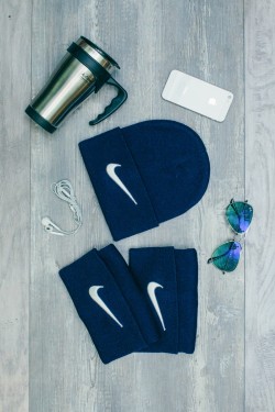 Женская спортивная шапка Nike темно синяя
