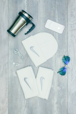 Женская спортивная шапка Nike белая