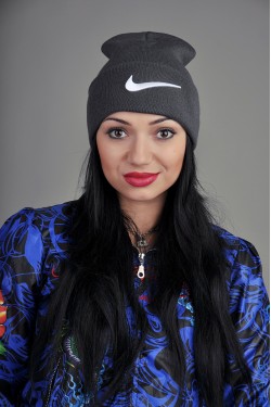 Женская спортивная шапка Nike серая